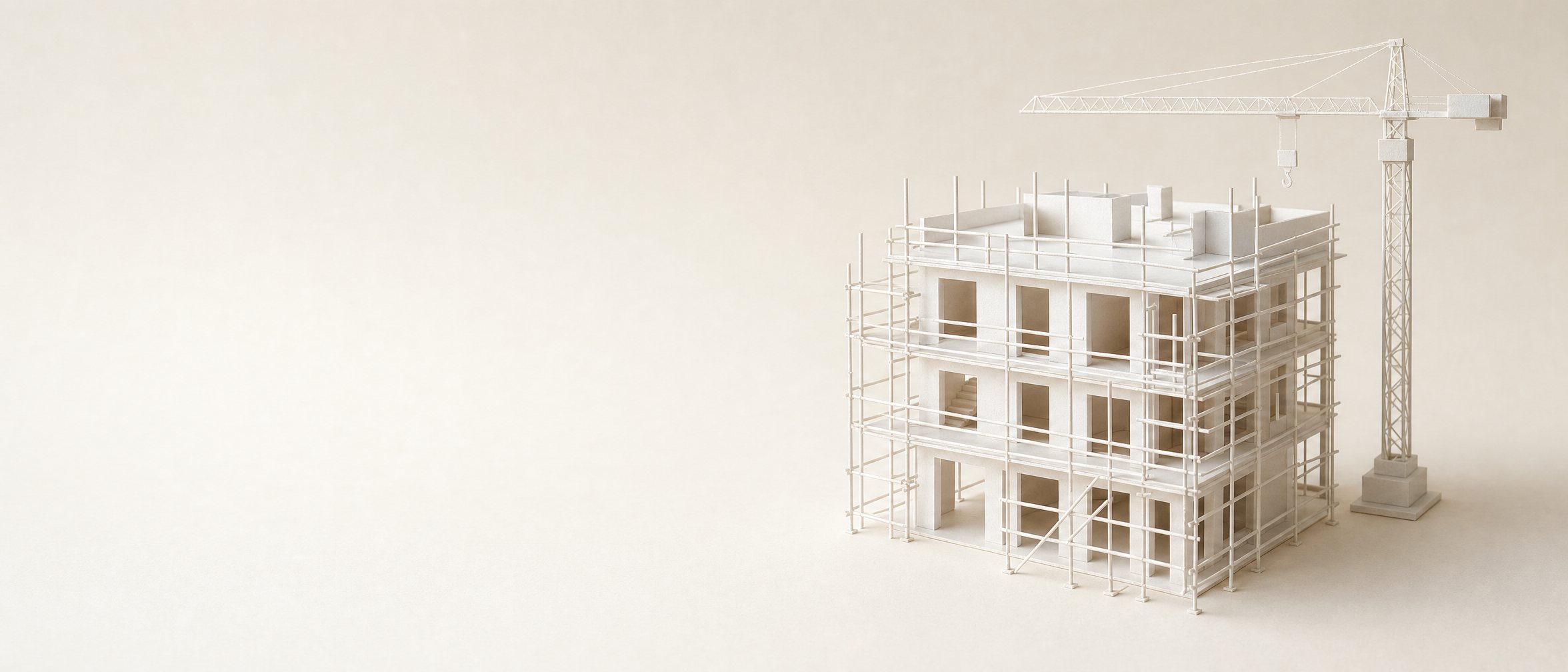 Weißes Architekturmodell eines Gebäudes im Bau mit Gerüst und Modellkran (KI-Render)