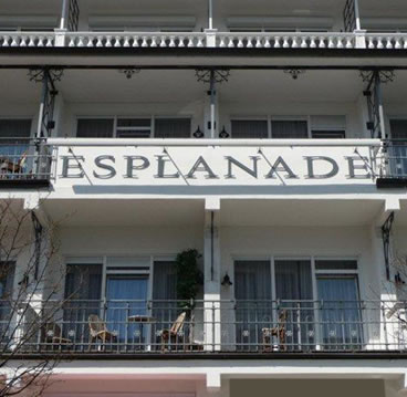 Projekt aus der Entwurf-Galerie von Falk Architekturbüro: weiße Hotelfassade „Esplanade“ mit Balkonen und schmiedeeisernen Geländern